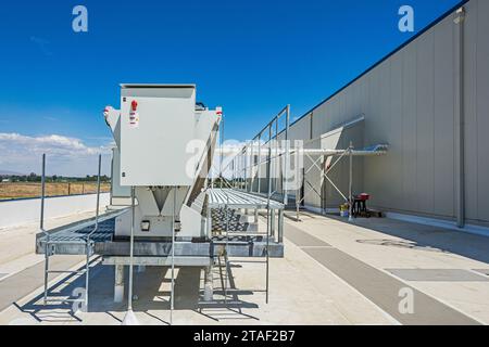 Quadro di comando elettrico su un condensatore adiabatico sul tetto di un magazzino di stoccaggio a freddo di CO2 (refrigerazione industriale). Foto Stock