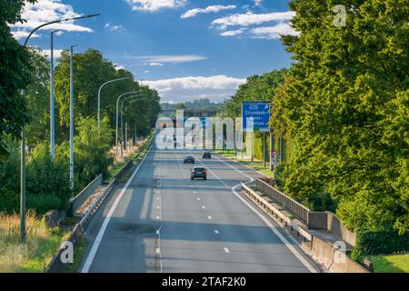 Bruxelles, Belgio - 21 giugno 2023: Traffico intorno a Strombeek-bever centrum Foto Stock