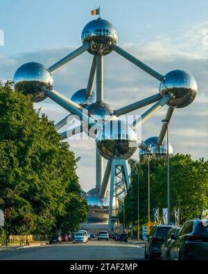 Bruxelles, Belgio - 21 giugno 2023: Traffico intorno a Piazza dell'Atomium Atomium, all'incrocio del Boulevard du Centenaire Eeuwfeestlaan Foto Stock