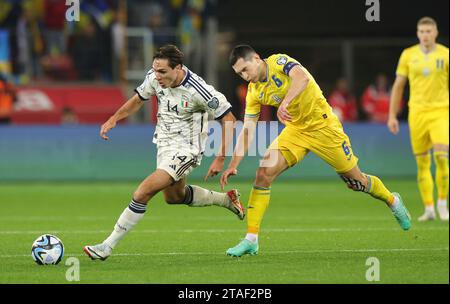 Leverkusen, Deutschland. 20 novembre 2023. Firo: 11/20/2023, calcio, calcio, UEFA Euro 2024, qualificazioni europee, qualificazione EURO, qualificazione EURO 2024, nazionale, internazionale, Ucraina - Italia Federico CHIESA, sinistra Italia contro STEPANENKO/dpa/Alamy Live News Foto Stock