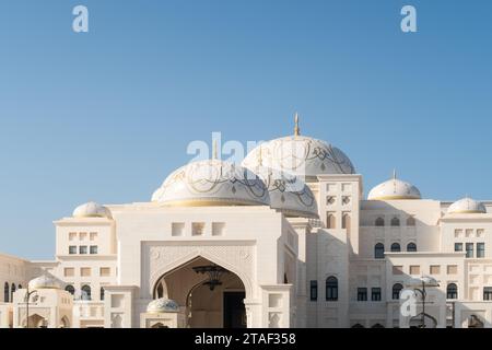 Abu Dhabi, Emirati Arabi Uniti, 08.02.2020. Palazzo Presidenziale degli Emirati Arabi Uniti Qasr al Watan, aperto al pubblico, vista esterna dall'entrata, con cupole bianche. Foto Stock