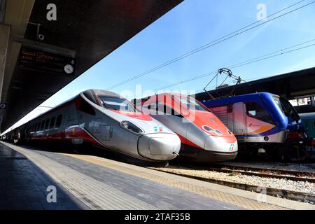 Venezia, Italia - 8 giugno 2017: Treni ad alta velocità Trenitalia presso la stazione di Venezia St Stazione ferroviaria Lucia (stazione di Venezia Santa Lucia). Foto Stock