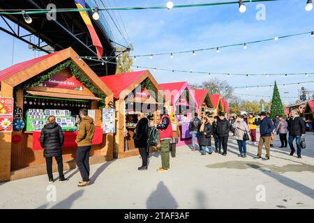 Bucarest, Romania, 30 novembre 2023: Vivaci case colorate con prodotti tradizionali in vendita al mercato di Natale West Side a Drumul Taberei nei Foto Stock