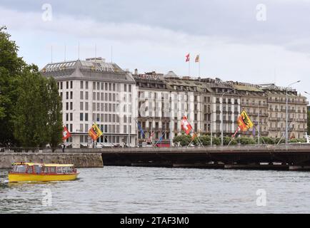 Ginevra, Svizzera - 5 giugno 2017: Edifici con uffici di marchi famosi nel centro di Ginevra. Foto Stock