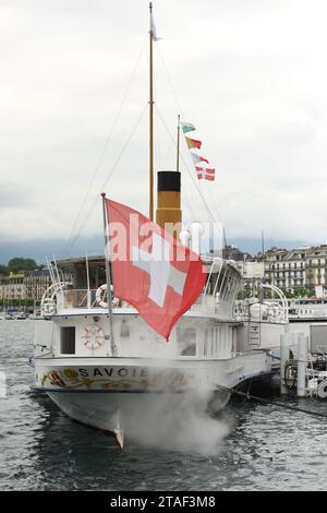 Ginevra, Svizzera - 5 giugno 2017: Bandiera svizzera sulla nave da crociera a Ginevra, Svizzera. Foto Stock