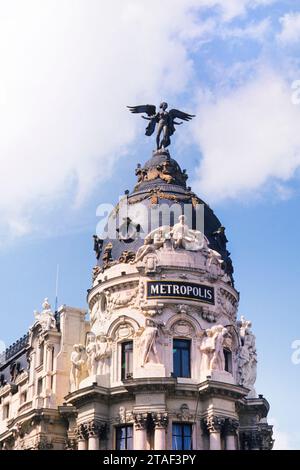 Edificio della metropoli sulla Puerta de Alcala a Madrid, Spagna. Edificio di uffici decorato in prossimità di Plaza de Cibeles. Europa Foto Stock