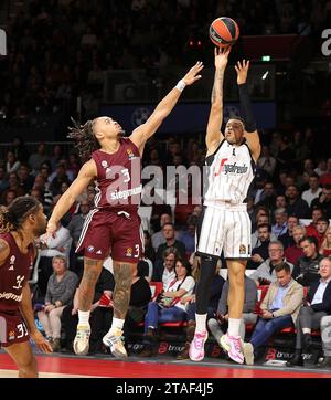 Germany, 30/11/2023, Carsen Edwards (Bayern Basketball, #3) versucht Iffe Lundberg (Virtus Segafredo Bologna, #1) zu blocken. GER, FC Bayern Basketball vs. Virtus Segafredo Bologna, Basket, EuroLeague, Saison 2023/2024, 30.11.2023, foto: Eibner-Pressefoto/Marcel Engelbrecht Foto Stock