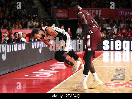 Germania, 30/11/2023, Marco Belinelli (Virtus Segafredo Bologna, n. 3) rettet den Ball vor dem Aus. GER, FC Bayern Basketball vs. Virtus Segafredo Bologna, Basket, EuroLeague, Saison 2023/2024, 30.11.2023, foto: Eibner-Pressefoto/Marcel Engelbrecht Foto Stock