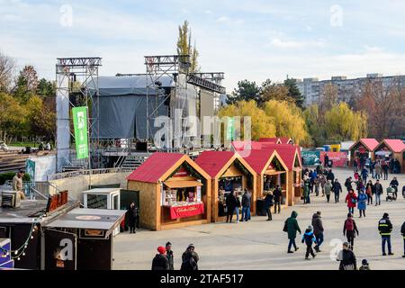 Bucarest, Romania, 30 novembre 2023: Vivaci case colorate con prodotti tradizionali in vendita al mercato di Natale West Side a Drumul Taberei nei Foto Stock