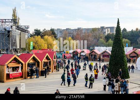 Bucarest, Romania, 30 novembre 2023: Vivaci case colorate con prodotti tradizionali in vendita al mercato di Natale West Side a Drumul Taberei nei Foto Stock