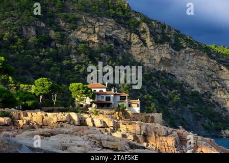 Lussuosa villa arroccata su rocce che si affaccia sul mar mediterraneo a Fornells Bay vicino alla famosa spiaggia Costa Brave di Aiguablava, Spagna Foto Stock