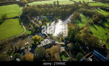 Vista aerea del ponte a pedaggio di Batheaston, costruito nel 1872 con la pietra locale di Bath. Una struttura classificata di grado II, che si estende lungo il fiume Avon. Foto Stock