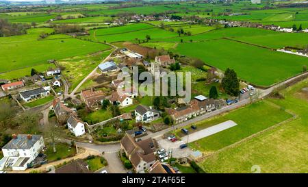 Vista droni del villaggio di Stanton Drew, è un piccolo villaggio e parrocchia civile all'interno della Chew Valley nel Somerset, in Inghilterra. Foto Stock