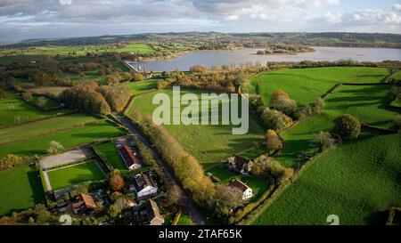 Vista aerea con droni su Wallycourt Road, Chew Stoke, con il lago Chew Valley sullo sfondo. Foto Stock