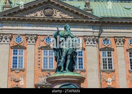 Vista ravvicinata della storica statua di Gustavo Erici di fronte al Riddarhuset (Casa della nobiltà) a Stoccolma, Svezia. Foto Stock