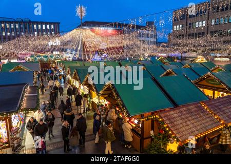Vorweihnachtszeit, Weihnachtsmarkt in der Innenstadt von Essen, Kennedyplatz, Lichterdekoration, NRW, Deutschland, Weihnachtsmarkt Essen *** Pre-Natale, Mercatino di Natale nel centro di Essen, Kennedyplatz, decorazione leggera, NRW, Germania, Mercatino di Natale Essen Credit: Imago/Alamy Live News Foto Stock