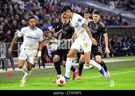 MARSIGLIA - (l-r) Renan Lodi dell'Olympique Marsiglia, Kristian Hlynsson dell'Ajax, Joaquín Correa dell'Olympique Marsiglia, Anton Gaaei dell'Ajax durante la partita del gruppo B di Europa League tra Olympique Marsiglia e Ajax Amsterdam allo Stade de Marsiglia il 30 novembre 2023 a Marsiglia, Francia. ANP OLAF KRAAK Foto Stock