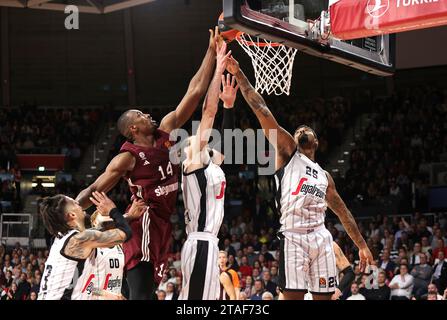 Germany, 30/11/2023, Kampf um den Ball zwischen Serge Ibaka (Bayern Basketball, #14), Tornike Shengelia (Virtus Segafredo Bologna, #21) und Jordan Mickey (Virtus Segafredo Bologna, #25). GER, FC Bayern Basketball vs. Virtus Segafredo Bologna, Basket, EuroLeague, Saison 2023/2024, 30.11.2023, foto: Eibner-Pressefoto/Marcel Engelbrecht Foto Stock