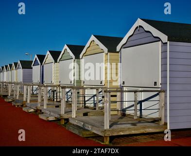 Una fila di vivaci rifugi sulla passeggiata, Lytham St Annes, Lancashire, Regno Unito, Europa Foto Stock