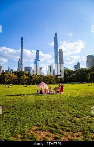 Gente che trascorre una bella giornata estiva a Central Park Foto Stock