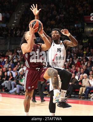 Germany, 30/11/2023, Devontae Cacok (Virtus Segafredo Bologna, #15) versucht Carsen Edwards (Bayern Basketball, #3) am Wurf zu hindern. GER, FC Bayern Basketball vs. Virtus Segafredo Bologna, Basket, EuroLeague, Saison 2023/2024, 30.11.2023, foto: Eibner-Pressefoto/Marcel Engelbrecht Foto Stock