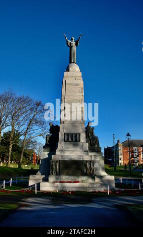 Il bellissimo memoriale di guerra ad Ashton Gardens, Lytham St Annes, Lancashire, Regno Unito, Europa Foto Stock