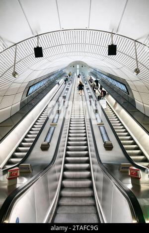 Scale mobili presso la stazione della linea Farringdon Elizabeth, Londra, Inghilterra Foto Stock