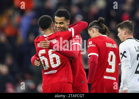 Cody Gakpo #18 di Liverpool celebra il suo obiettivo di raggiungere il 4-0 durante la partita del gruppo e di UEFA Europa League Liverpool vs LASK ad Anfield, Liverpool, Regno Unito, il 30 novembre 2023 (foto di Mark Cosgrove/News Images) in, il 30/11/2023. (Foto di Mark Cosgrove/News Images/Sipa USA) credito: SIPA USA/Alamy Live News Foto Stock