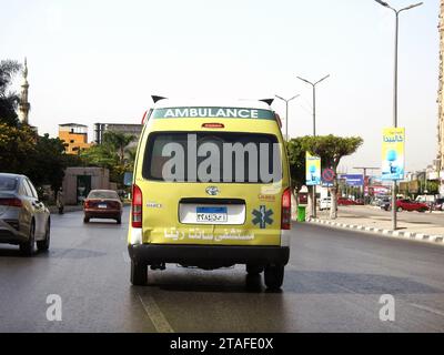 Cairo, Egitto, 24 settembre 2022: Ambulanza su strada in risposta a una chiamata di emergenza di incidenti stradali, trasferimento di un caso di emergenza, ministero della guarigione Foto Stock