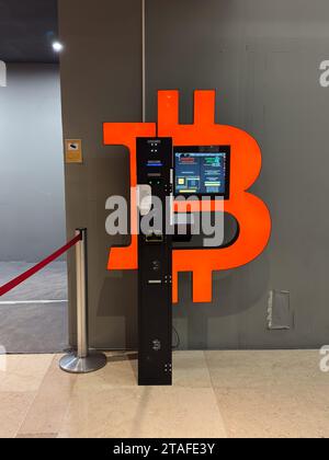 Bitcoin ATM nel centro commerciale Aragonia, Saragozza, Spagna Foto Stock