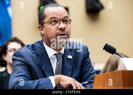 30 novembre 2023, Washington, District of Columbia, USA: GEOFFREY STARKS, Commissario, Federal Communications Commission (FCC), interviene in un'audizione della House Committee on Energy and Commerce Subcommittee on Communications and Technology presso il Campidoglio degli Stati Uniti. (Immagine di credito: © Michael Brochstein/ZUMA Press Wire) SOLO USO EDITORIALE! Non per USO commerciale! Foto Stock