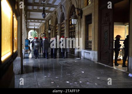 Gli agenti di polizia di Ertzaintza si ritirano all'ingresso del Consiglio Provinciale di San Sebastián ai margini dello sciopero delle donne. Il movimento femminista dei Paesi Baschi e i sindacati ELA, LAB, ESK, Steilas, EHNE, Etxalde e CGT hanno chiesto uno sciopero femminista generale nei Paesi Baschi, che si estende anche a Navarra, con lo slogan "per il diritto collettivo alla cura” per chiedere "un sistema di assistenza pubblico e comunitario”. A San Sebastián, nonostante la pioggia, diverse migliaia di persone marciarono attraverso il centro della città guidati da uno striscione dell'organizzazione femminista basca 'Denon bizitzak e Foto Stock