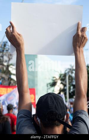 Salvador, Bahia, Brasile - 7 giugno 2020: I manifestanti protestano contro la morte di George Floyd con manifesti e striscioni durante la quarantena Covid-19 Foto Stock