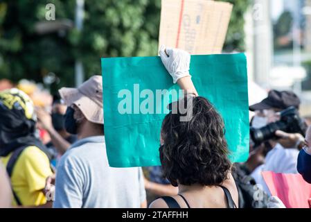 Salvador, Bahia, Brasile - 7 giugno 2020: I manifestanti protestano contro la morte di George Floyd con manifesti e striscioni durante la quarantena Covid-19 Foto Stock