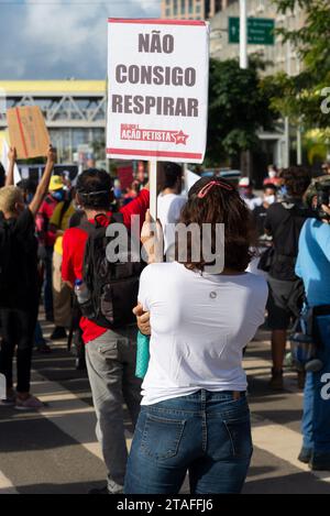 Salvador, Bahia, Brasile - 7 giugno 2020: I manifestanti protestano contro la morte di George Floyd con manifesti e striscioni durante la quarantena Covid-19 Foto Stock