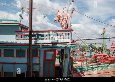 Colorato peschereccio ormeggiato al porto. Foto Stock