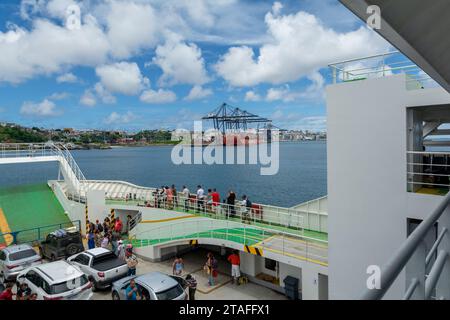 Salvador, Bahia, Brasile - 12 marzo 2023: Traghetto che arriva al terminal marittimo di Sao Joaquim nella città di Salvador, Bahia. Foto Stock