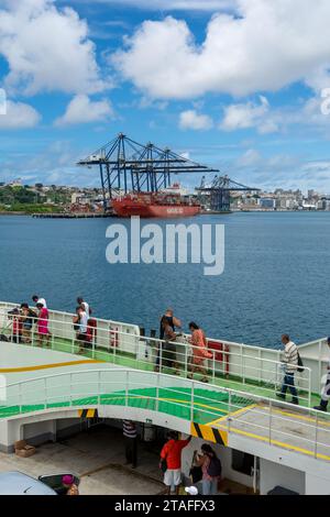 Salvador, Bahia, Brasile - 12 marzo 2023: Traghetto che arriva al terminal marittimo di Sao Joaquim nella città di Salvador, Bahia. Foto Stock