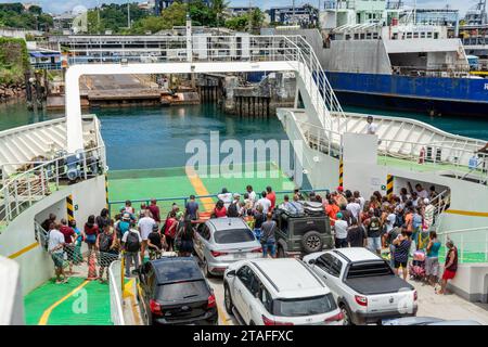 Salvador, Bahia, Brasile - 12 marzo 2023: Traghetto che arriva al terminal marittimo di Sao Joaquim nella città di Salvador, Bahia. Foto Stock