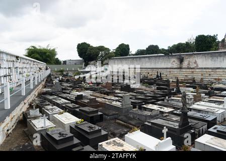 Salvador, Bahia, Brasile - 02 novembre 2023: Veduta delle tombe nel cimitero di campo Santo nella città di Salvador, Bahia. Foto Stock