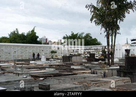 Salvador, Bahia, Brasile - 02 novembre 2023: Cassetti di sepoltura nel cimitero di campo Santo nella città di Salvador, Bahia. Foto Stock