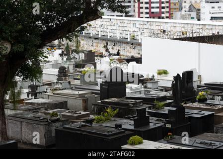 Salvador, Bahia, Brasile - 02 novembre 2023: Veduta delle tombe nel cimitero di campo Santo nella città di Salvador, Bahia. Foto Stock