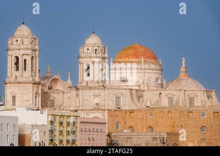 Le cupole della cattedrale di Cadice e la chiesa barocca di Santiago che si innalzano sopra l'argine di Vendaval a Cadice, in Spagna. Foto Stock