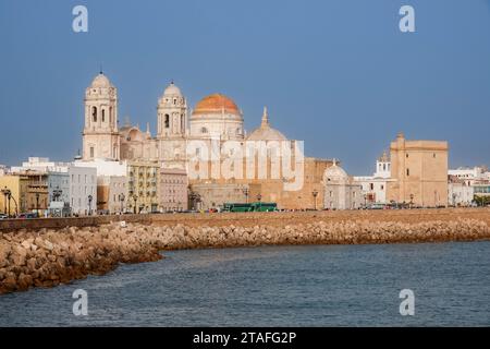 Le cupole della cattedrale di Cadice e la chiesa barocca di Santiago che si innalzano sopra il lungomare di Vendaval a Cadice, in Spagna. Foto Stock