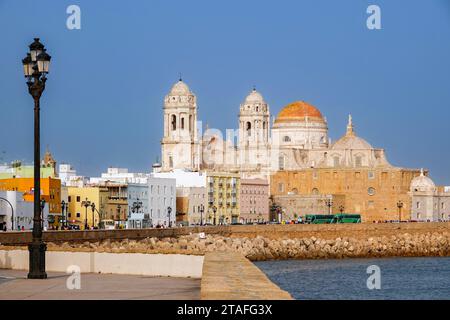 Le cupole della cattedrale di Cadice e la chiesa barocca di Santiago che si innalzano sopra il lungomare di Vendaval a Cadice, in Spagna. Foto Stock