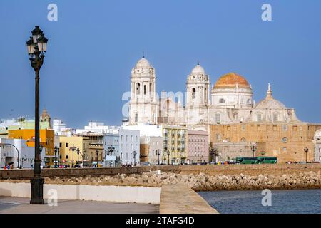 Le cupole della cattedrale di Cadice e la chiesa barocca di Santiago che si innalzano sopra il lungomare di Vendaval a Cadice, in Spagna. Foto Stock