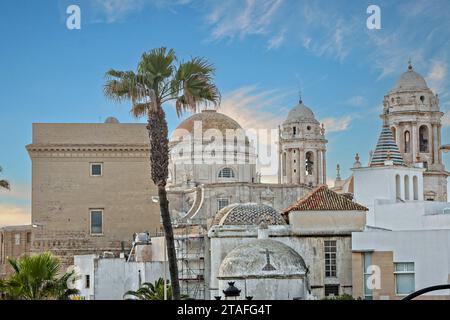 Le cupole della cattedrale di Cadice e la chiesa barocca di Santiago che si innalzano sopra il lungomare di Vendaval a Cadice, in Spagna. Foto Stock