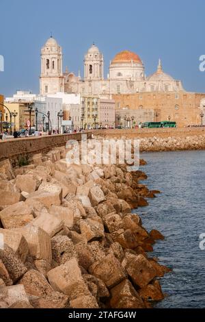 Le cupole della cattedrale di Cadice e la chiesa barocca di Santiago che si innalzano sopra il lungomare di Vendaval a Cadice, in Spagna. Foto Stock