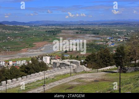 088 Vista dalla Chiesa della Santissima Trinità sopra il muro occidentale della fortezza della città fino al NW e alla valle del fiume Osum. Berat-Albania. Foto Stock