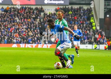 23 novembre 30. Glasgow, Regno Unito. I Rangers giocano l'Aris Limassol da Cipro nel gruppo C della UEFA Europa League, all'Ibrox Stadium, Glasgow, Scozia, Regno Unito. Una vittoria per i Rangers li avrebbe portati fino alle fasi a eliminazione diretta della League. All'inizio del 23 ottobre, Aris Limassol giocò contro i Rangers a Cipro quando il Limassol vinse per 2-1. Questo gioco è importante per entrambe le squadre. Crediti: Findlay/Alamy Live News Foto Stock